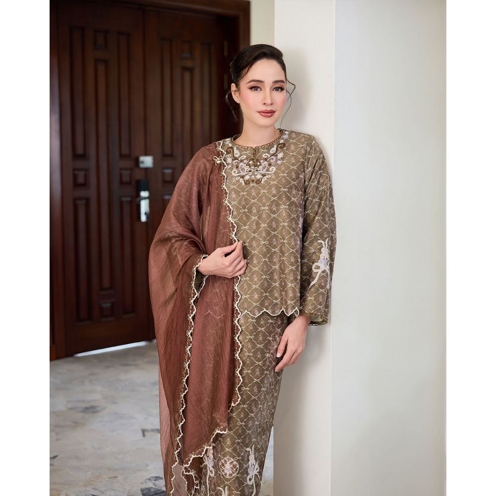 Adiratna Kurung