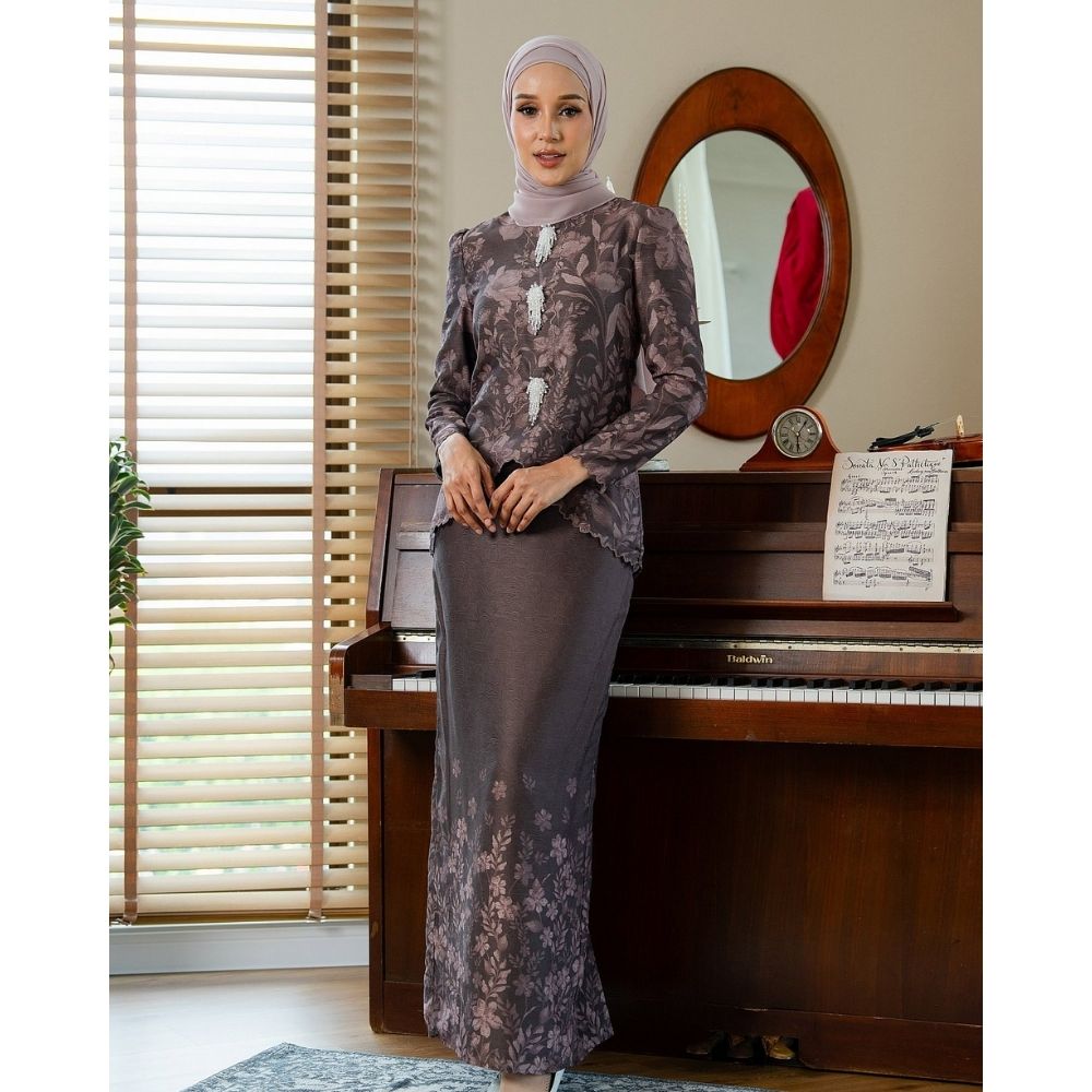 Eva Kurung