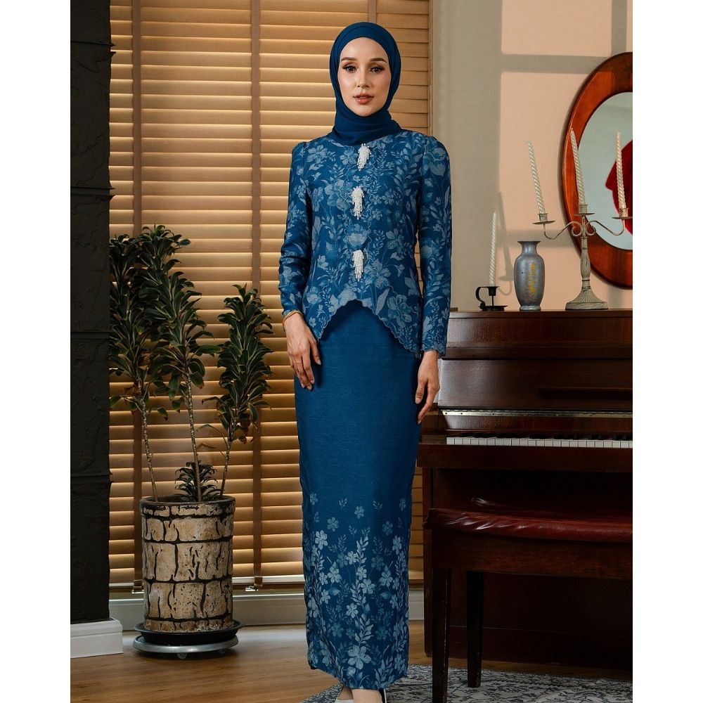 Eva Kurung
